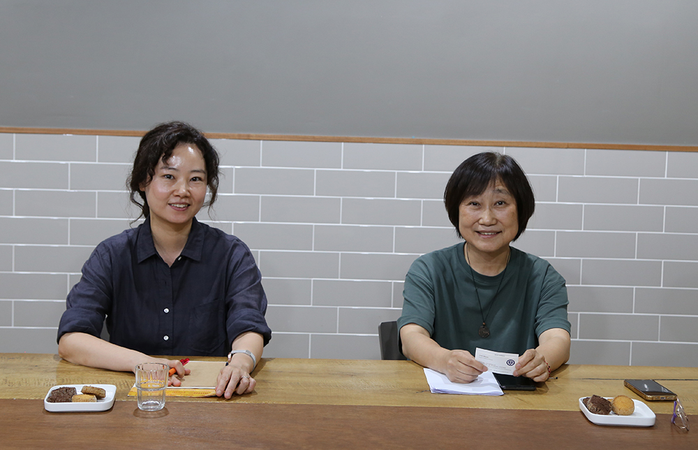왼쪽부터 최시현 최영미. 최영미 위원장은 가사·돌봄노동자의 노동인권 실태를 조사하고 노동자의 권리증진을 위한 구체적이고 실천적인 사회적·제도적 대응방안을 모색하는 연대활동을 펼치고 있다.